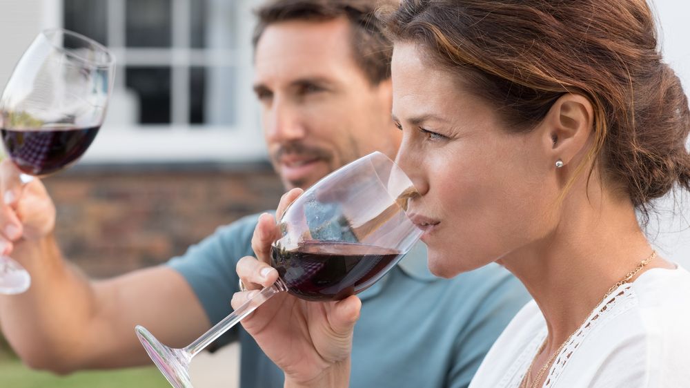 Tři skleničky vína týdně snižují plodnost ženy na polovinu